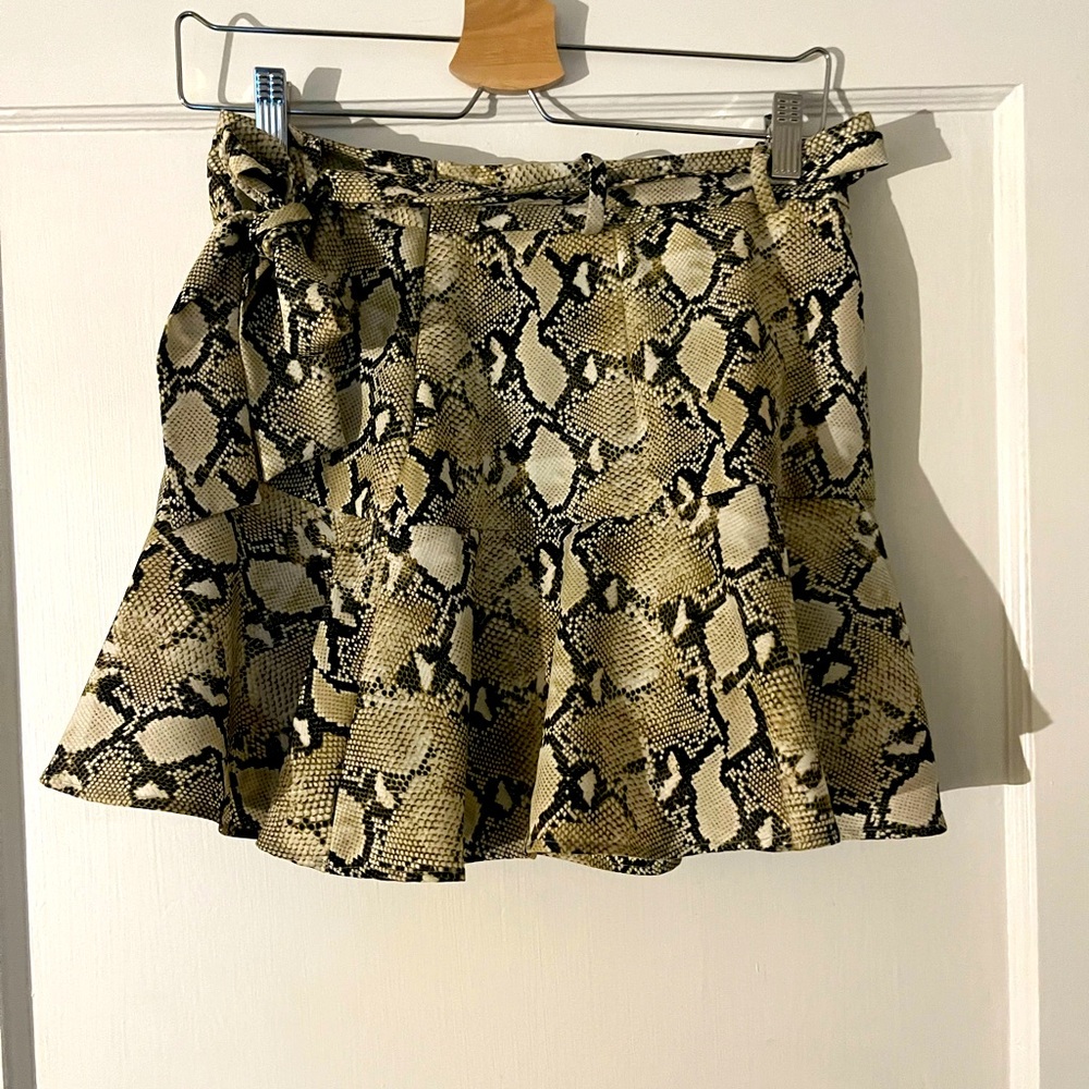 Silky type high waisted skort with tye belt/ zipper in back.